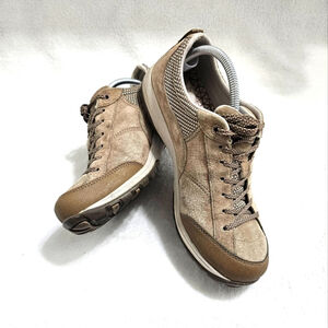 Women's Dansko Vibram sneakers. Walnut suede 8.5 US